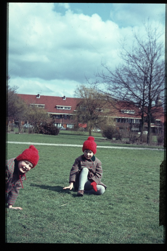 05.Delft feb 1968 Brigitte,Marion.JPG